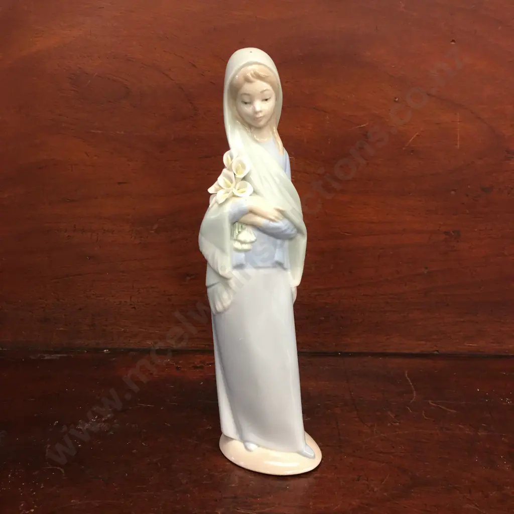 Vintage Lladro Figurine Girl With Lillies H24cm. Image 1++