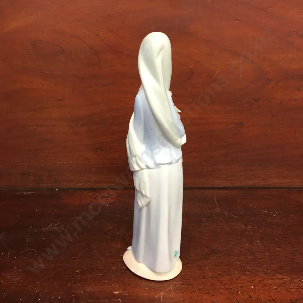 Vintage Lladro Figurine Girl With Lillies H24cm. Image 1++