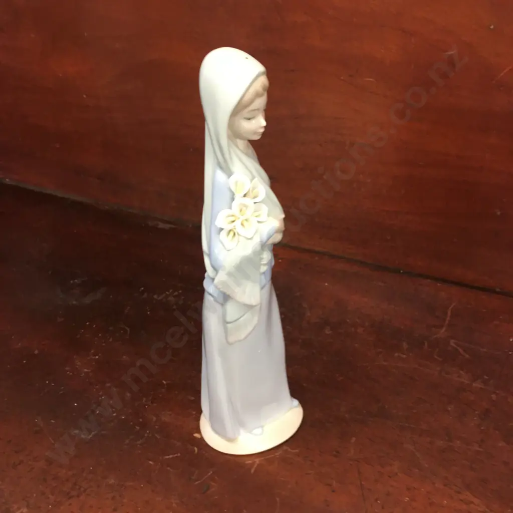 Vintage Lladro Figurine Girl With Lillies H24cm. Image 1++