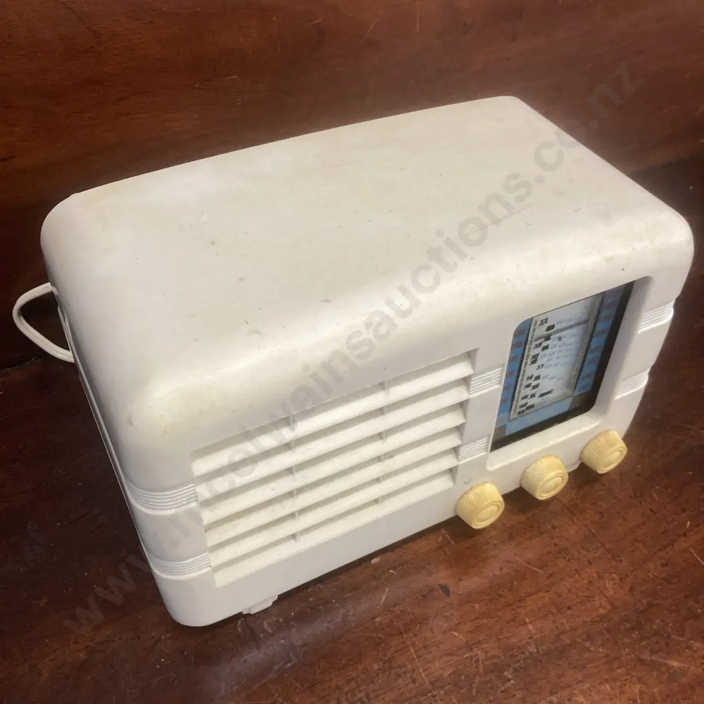 Bell Colt 5-Valve Radio, Circa 1955 Image 1++