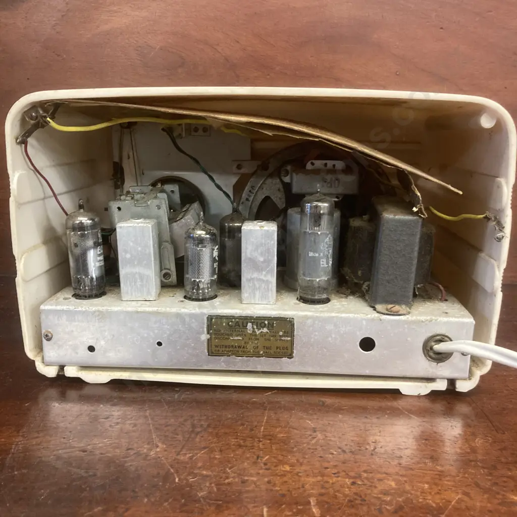 Bell Colt 5-Valve Radio, Circa 1955 Image 1++