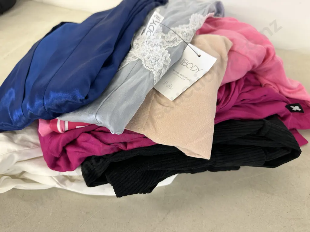 Assorted Ladies Clothing Size XXL Image 1++