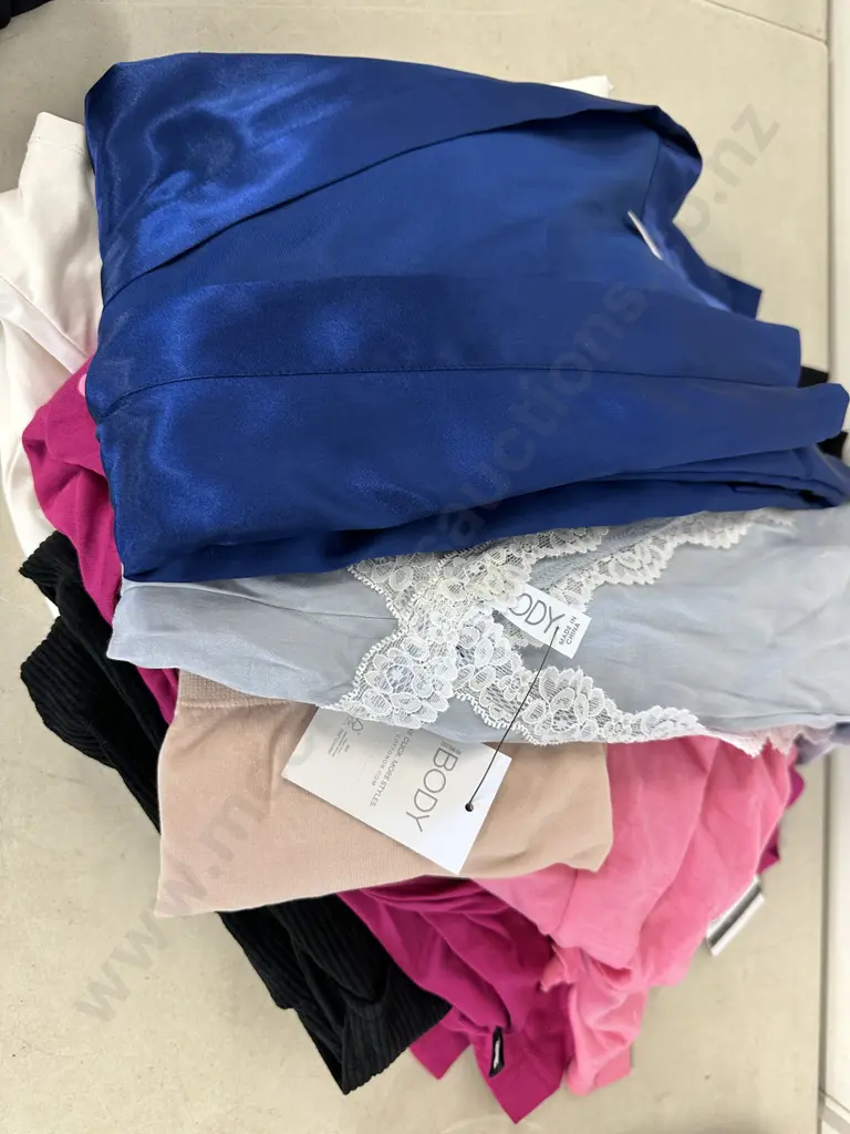 Assorted Ladies Clothing Size XXL Image 1++