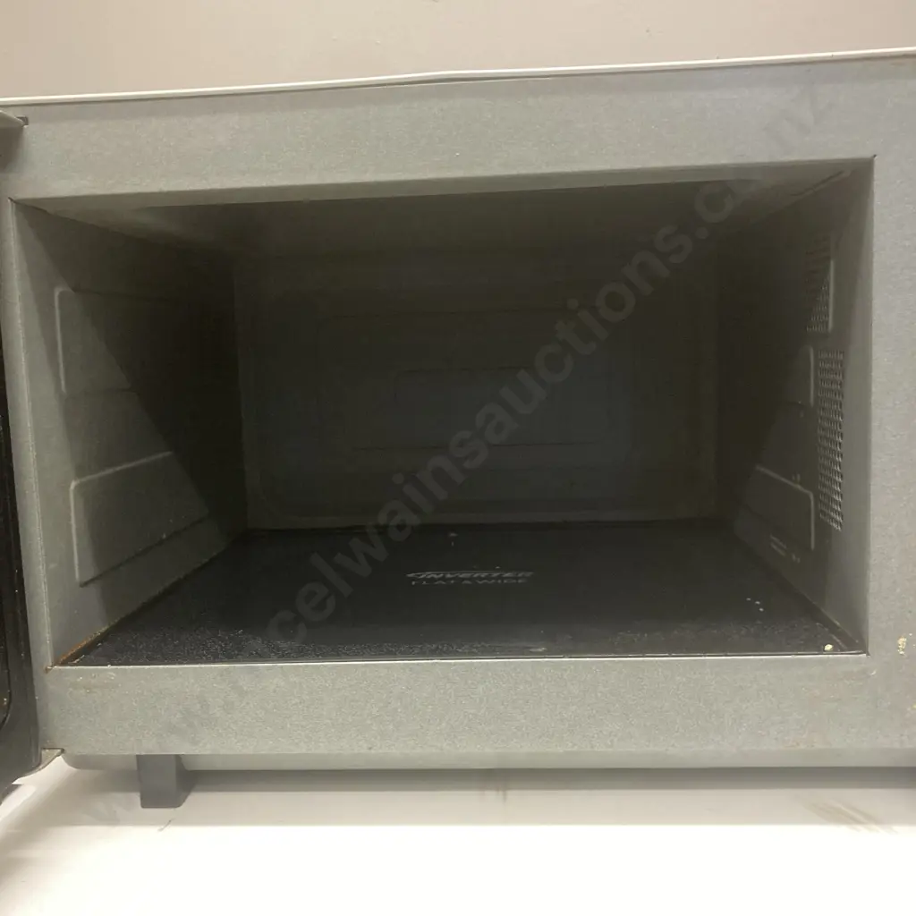 Panasonic 27 Litre Flatbed Inverter Microwave Oven - White, Model NN-SF550W Image 1++