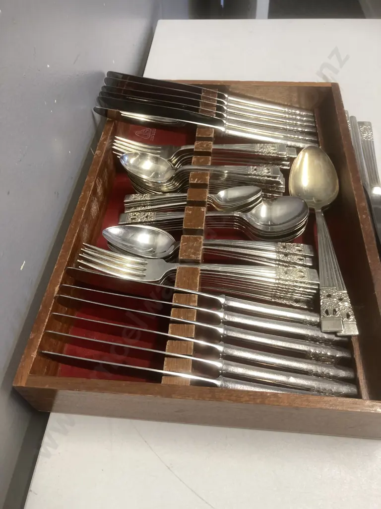 Community Silverware In Flocked Wooden Oneida Canteen - 73 Pieces Image 1++