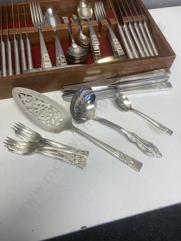 Community Silverware In Flocked Wooden Oneida Canteen - 73 Pieces Image 1++