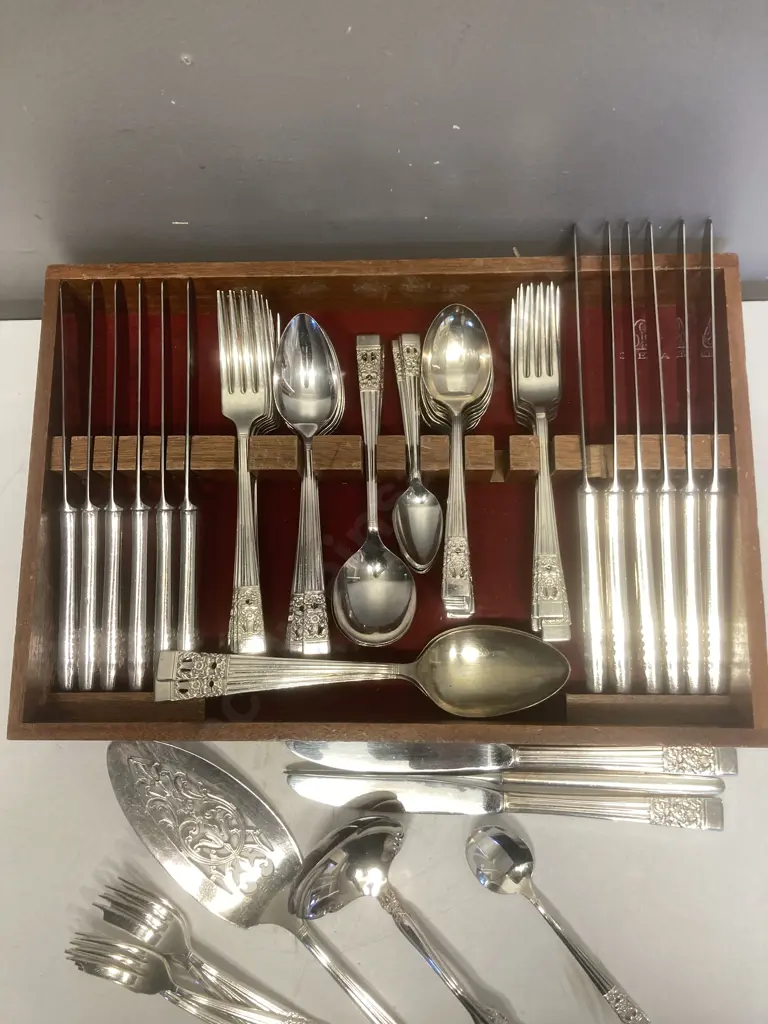 Community Silverware In Flocked Wooden Oneida Canteen - 73 Pieces Image 1++