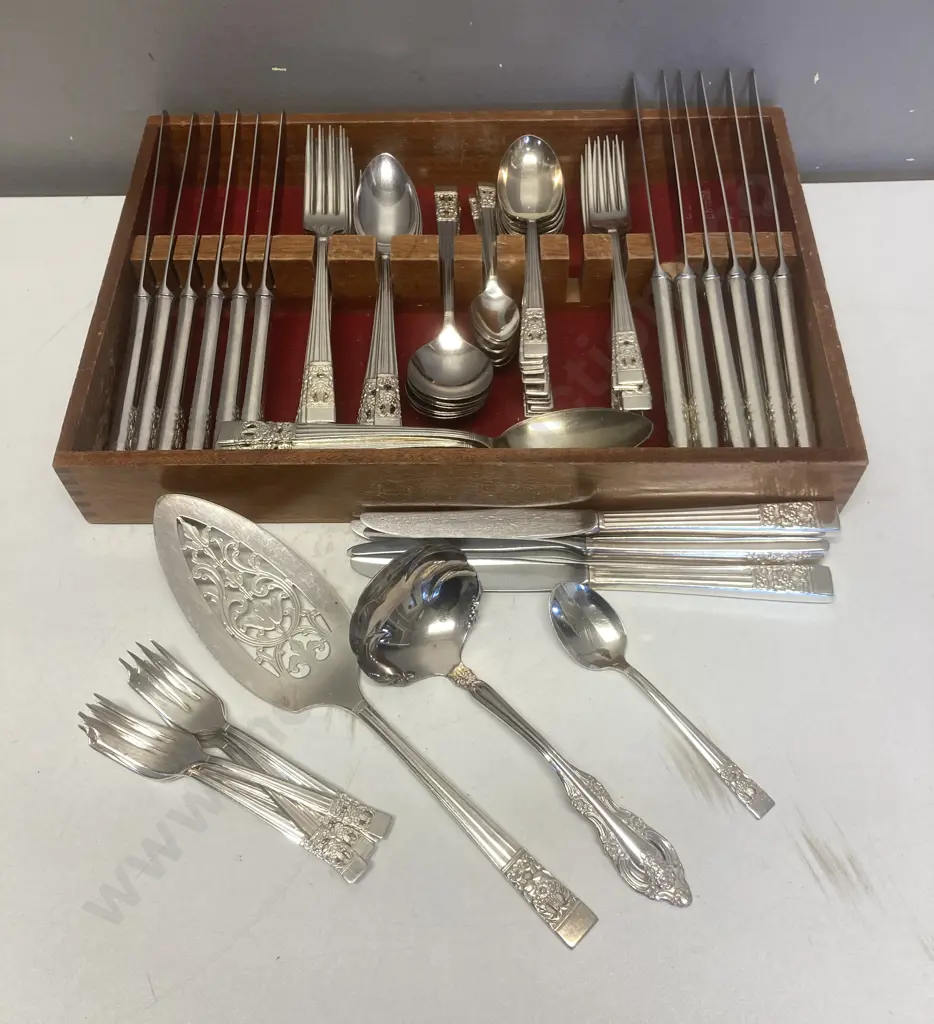 Community Silverware In Flocked Wooden Oneida Canteen - 73 Pieces Image 1++