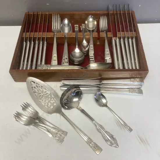 Community Silverware In Flocked Wooden Oneida Canteen - 73 Pieces