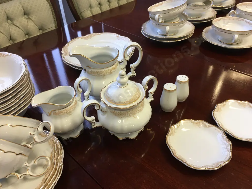 Hutschenreuther 'Sylvia' Dinnerware 64 Pieces #1814 Image 1++