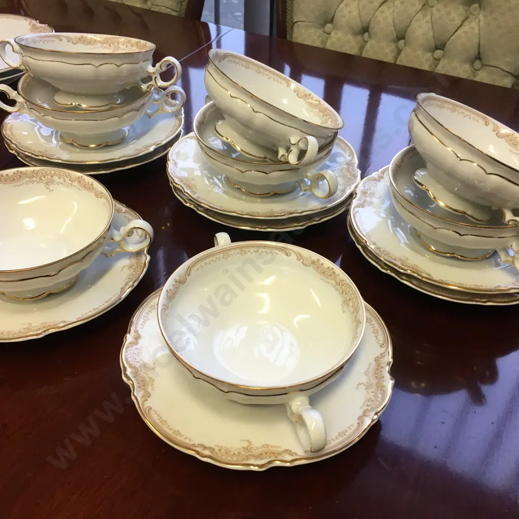 Hutschenreuther 'Sylvia' Dinnerware 64 Pieces #1814 Image 1++