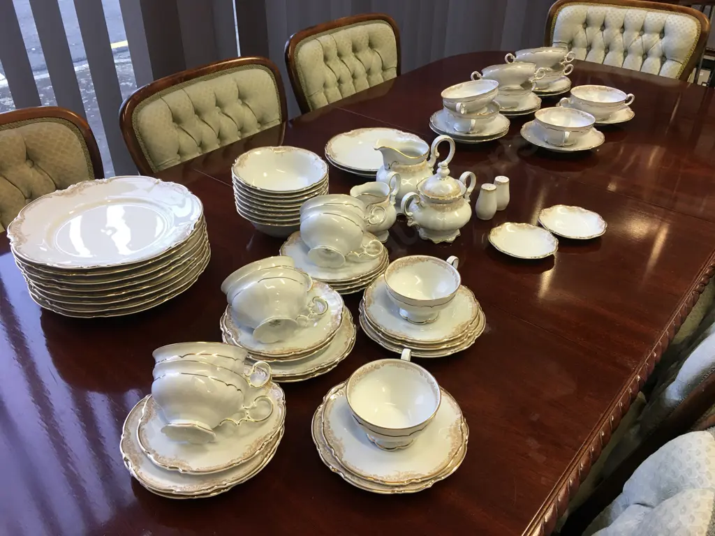 Hutschenreuther 'Sylvia' Dinnerware 64 Pieces #1814 Image 1++