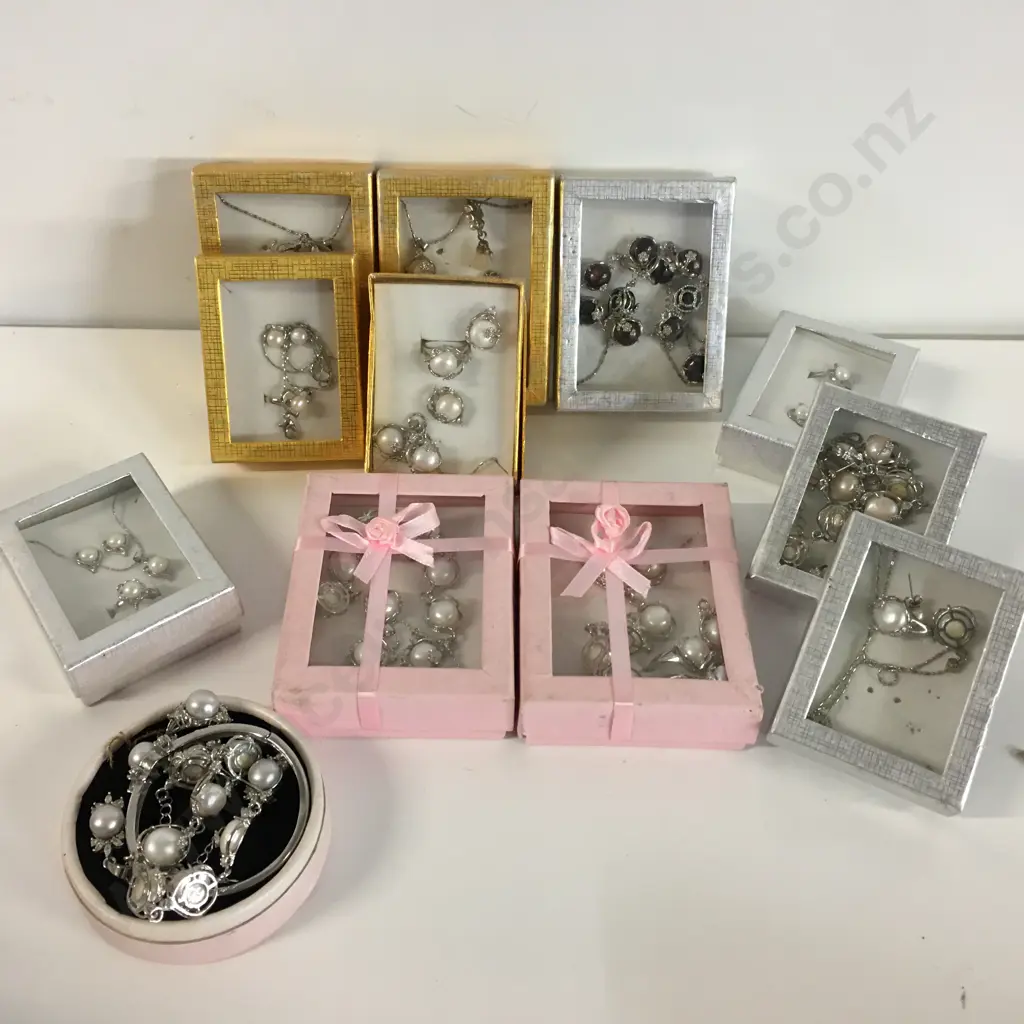 Selection Of Costume Jewellery Items In Gift Boxes Image 1++