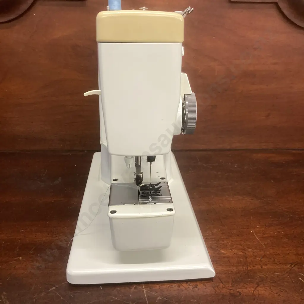 Elna T SP Sewing machine With Manual & Accessories, #72CR180312 Image 1++