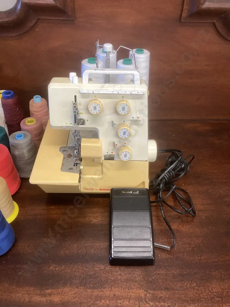 Bernina Bernette FunLock 006 Overlocker With Large Assortment of Overlocker Thread Image 1++
