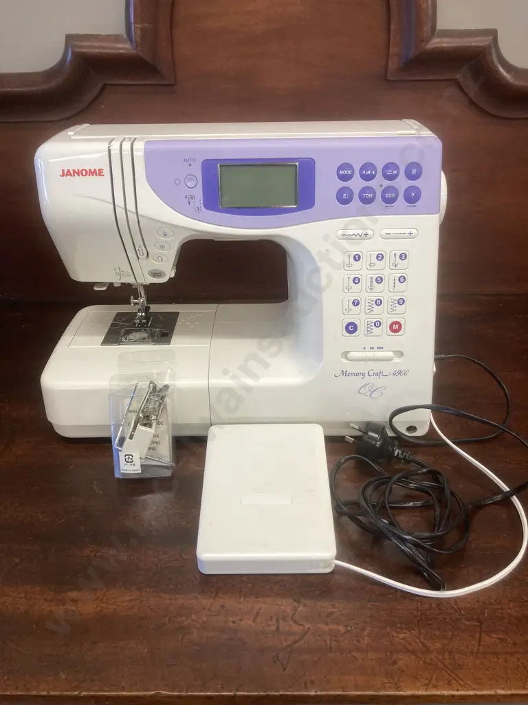 Janome Memory Craft 4900 Sewing Machine Image 1++