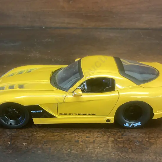Jada Toys 1:24 Diecast 2008 Dodge Viper SRT10, Yellow