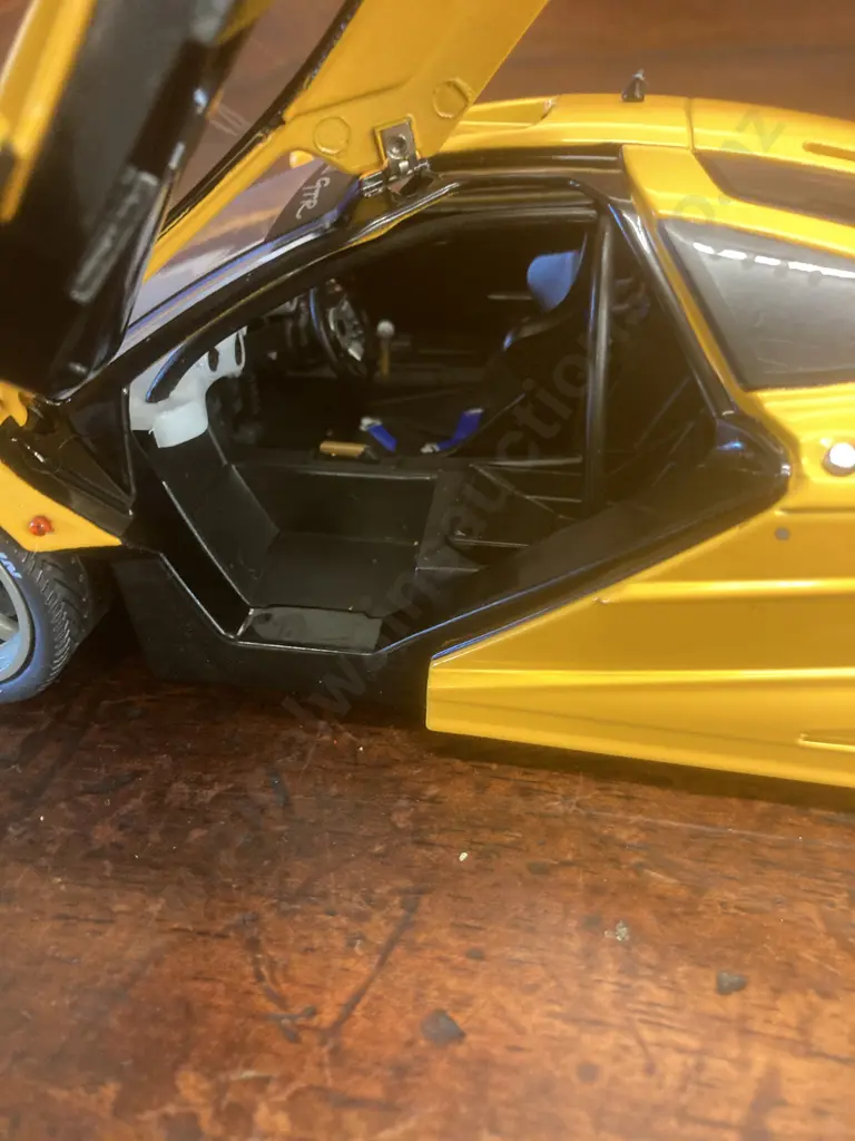 Solido 1/18 McLaren F1 GTR Orange Papaya,1996 (As Found Condition) With 2 Flags Image 1++