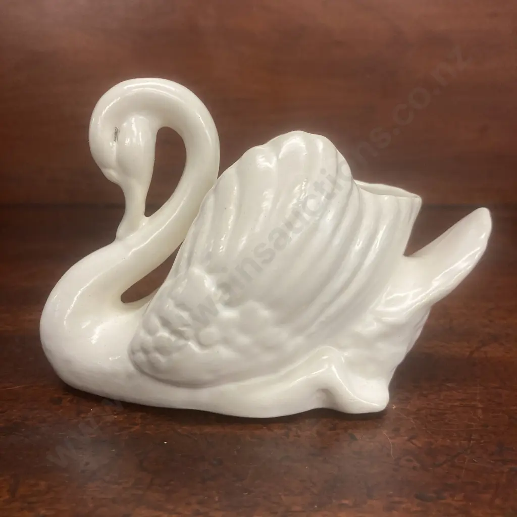 A Small Crown Lynn Swan 154. H9 W14 D8.5cm Image 1++