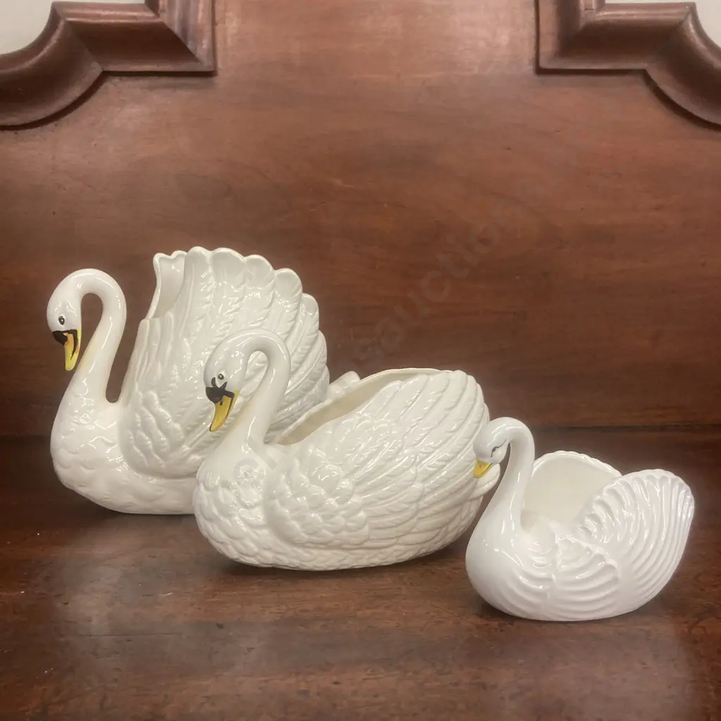 Set of 3 Graduated Swan Vases. 15, 11 & 7cm Image 1++