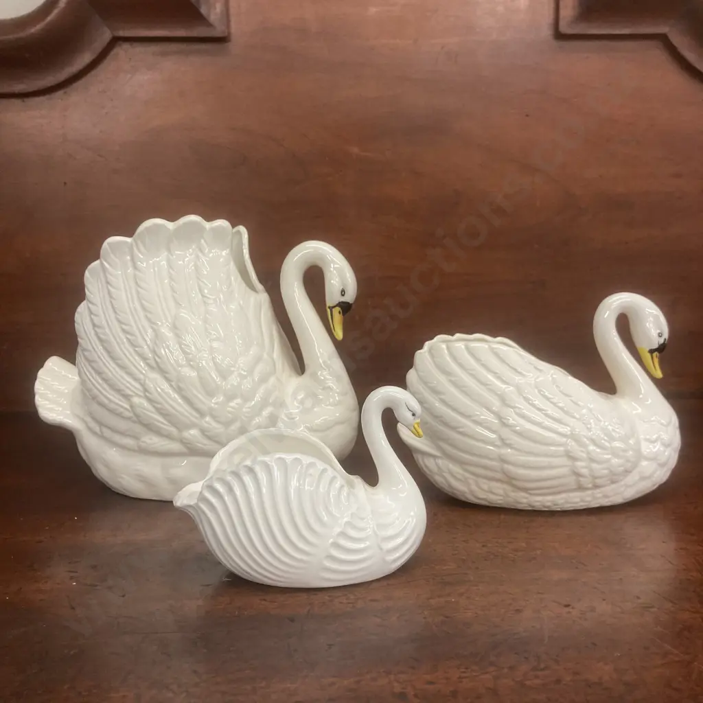 Set of 3 Graduated Swan Vases. 15, 11 & 7cm Image 1++