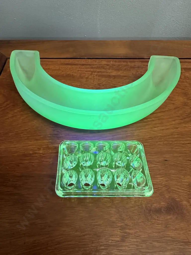 Uranium Glass Horse Shoe Vase & Frog Image 1++
