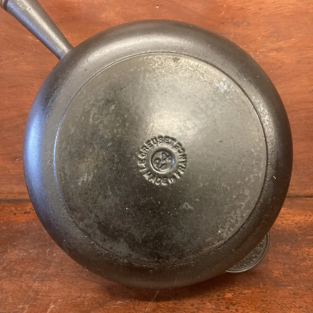 Le Creuset Signature Cast Iron Frying Pan with Wooden Handle 24cm Image 1++