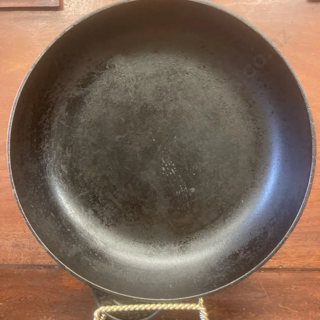 Le Creuset Signature Cast Iron Frying Pan with Wooden Handle 24cm Image 1++