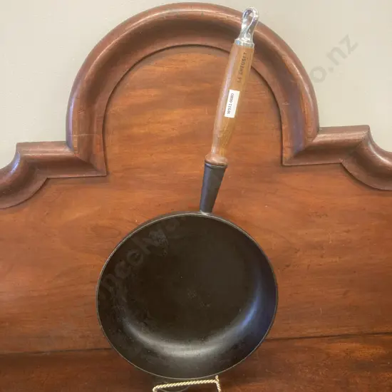 Le Creuset Signature Cast Iron Frying Pan with Wooden Handle 24cm