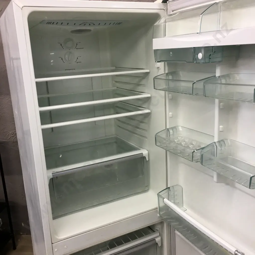 Westinghouse 400 Litre Fridge Freezer, Model WBM4000WB-R Image 1++