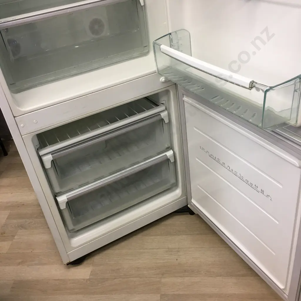 Westinghouse 400 Litre Fridge Freezer, Model WBM4000WB-R Image 1++