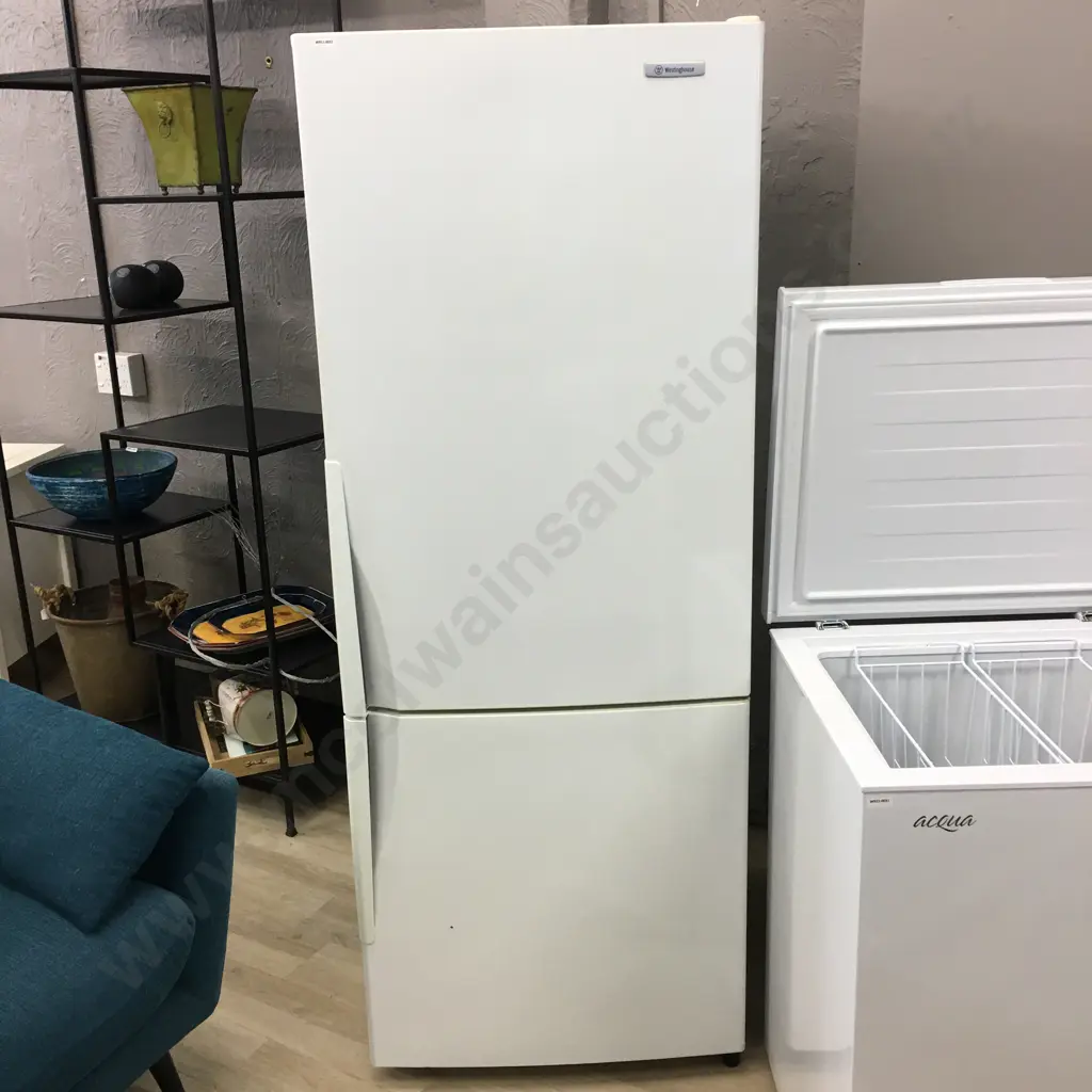 Westinghouse 400 Litre Fridge Freezer, Model WBM4000WB-R Image 1++
