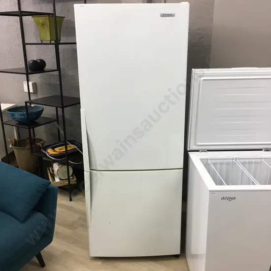 Westinghouse 400 Litre Fridge Freezer, Model WBM4000WB-R