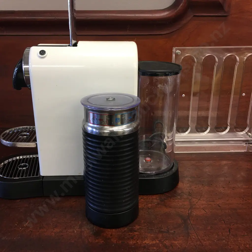 Delonghi Nespresso Machine With Capsule Stand Type EN 267.WAE  Image 1++