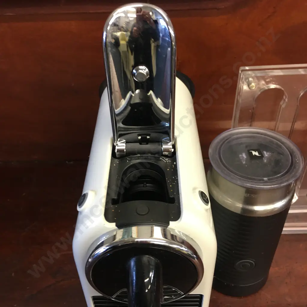 Delonghi Nespresso Machine With Capsule Stand Type EN 267.WAE  Image 1++