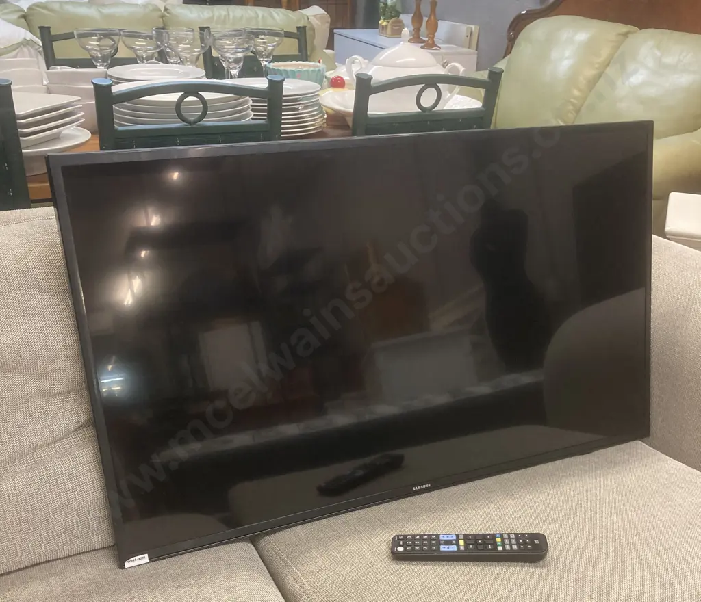 Samsung 40" UHD 4K Flat Smart TV. Model UA40KU6000S (No Stand) Universal Remote Control Only Image 1++