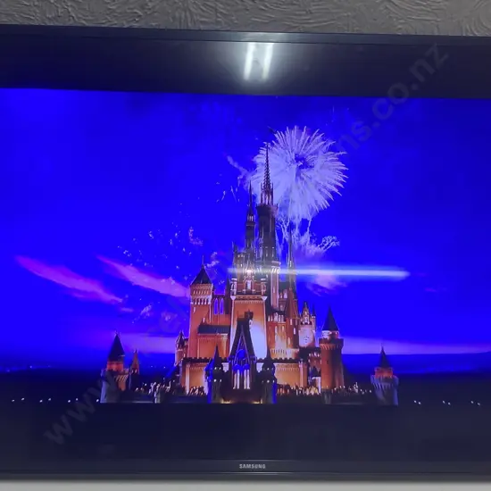 Samsung 40" UHD 4K Flat Smart TV. Model UA40KU6000S (No Stand) Universal Remote Control Only