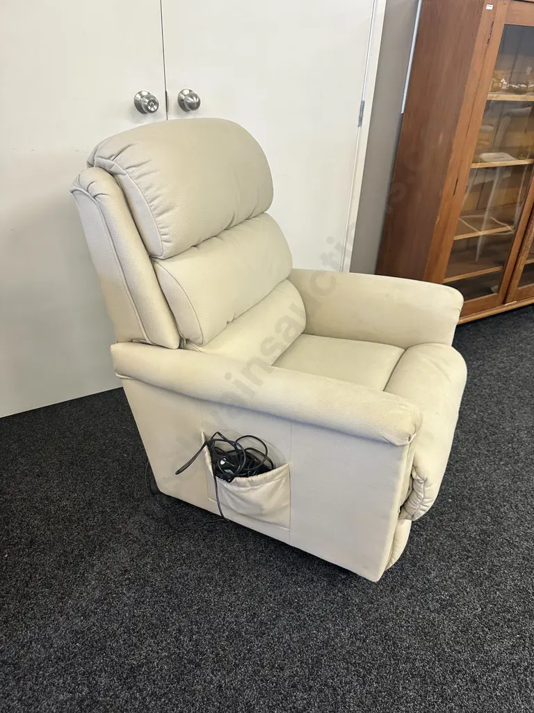 LazBoy Lift Chair (41T) Power Recliner (Purchased Sept 2022) Image 1++