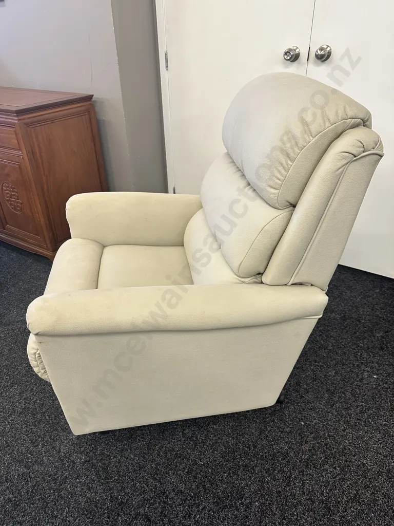 LazBoy Lift Chair (41T) Power Recliner (Purchased Sept 2022) Image 1++