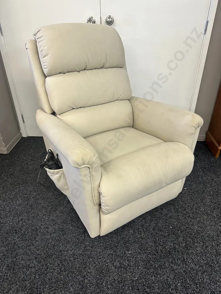 LazBoy Lift Chair (41T) Power Recliner (Purchased Sept 2022) Image 1++