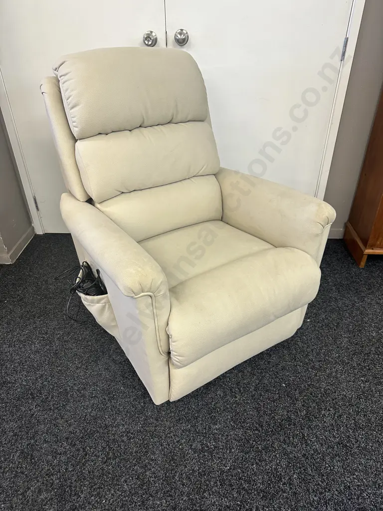 LazBoy Lift Chair (41T) Power Recliner (Purchased Sept 2022) Image 1++