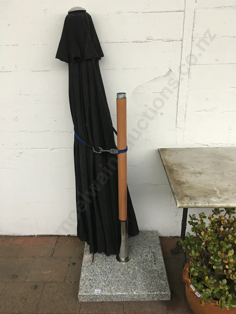 Black Market Umbrella With a 50 x 50cm Granite Base Image 1++