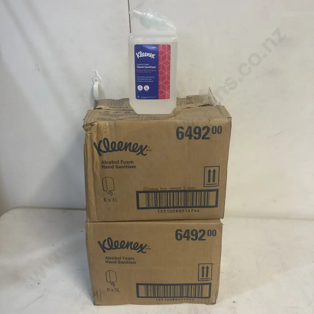 Kleenex Luxury Foam Hand Sanitiser, Alcohol Foam Hand Sanitiser, 12 x 1 Litres Image 1++
