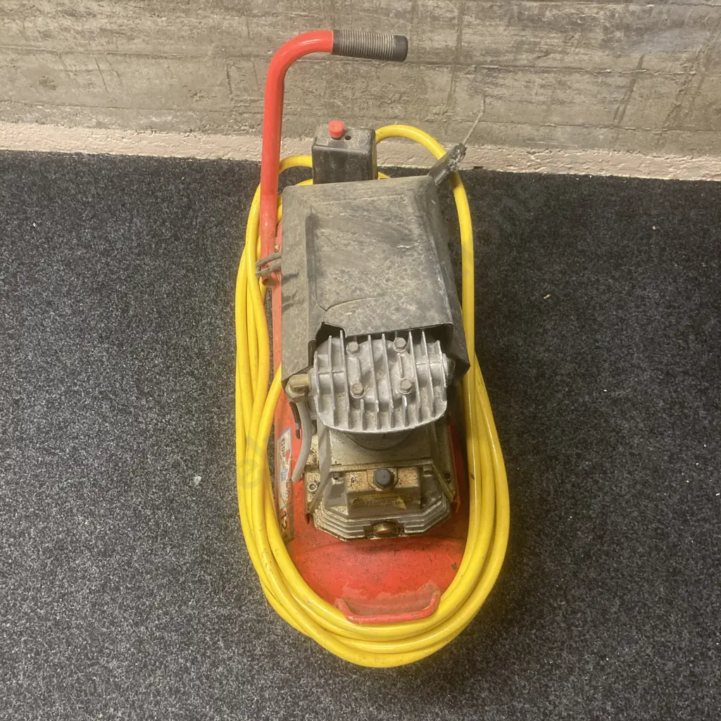 Mechpro MP2540 2.5Hp/40Lt Direct Drive Air Compressor With Dust Gun & Hose Image 1++