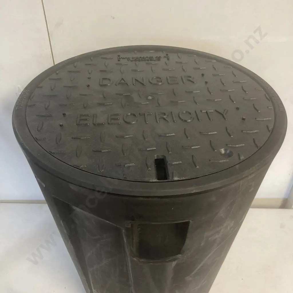 Transnet Service Pit With Lid (TUDS325SLID) 59 x 43cm Image 1++