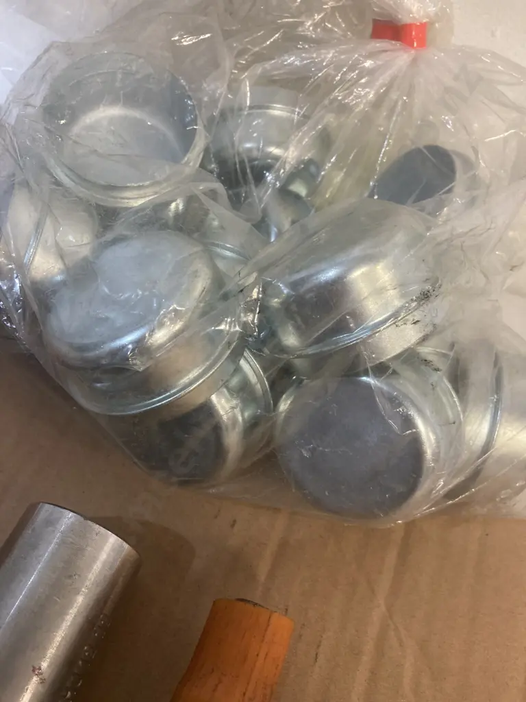 Stub Axles x 3 Stamped HJ 1222 & Bag of 20 Grease Caps Image 1++