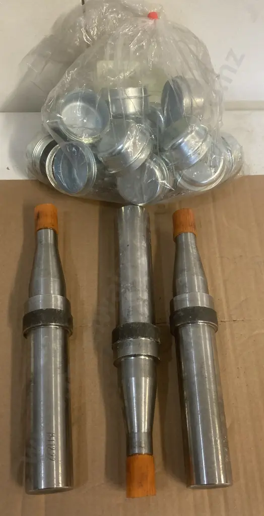 Stub Axles x 3 Stamped HJ 1222 & Bag of 20 Grease Caps Image 1++