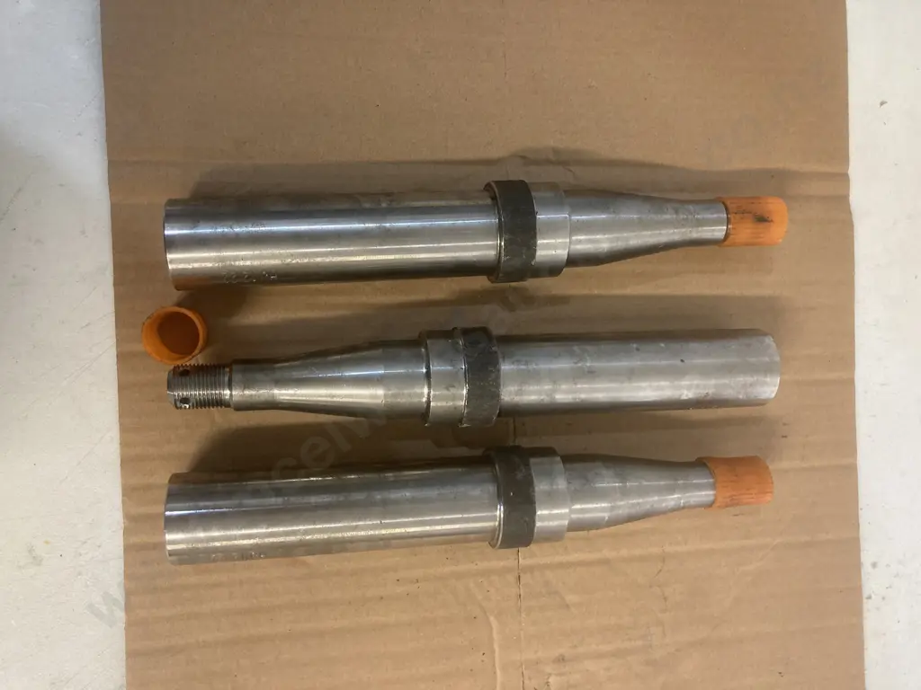 Stub Axles x 3 Stamped HJ 1222 & Bag of 20 Grease Caps Image 1++