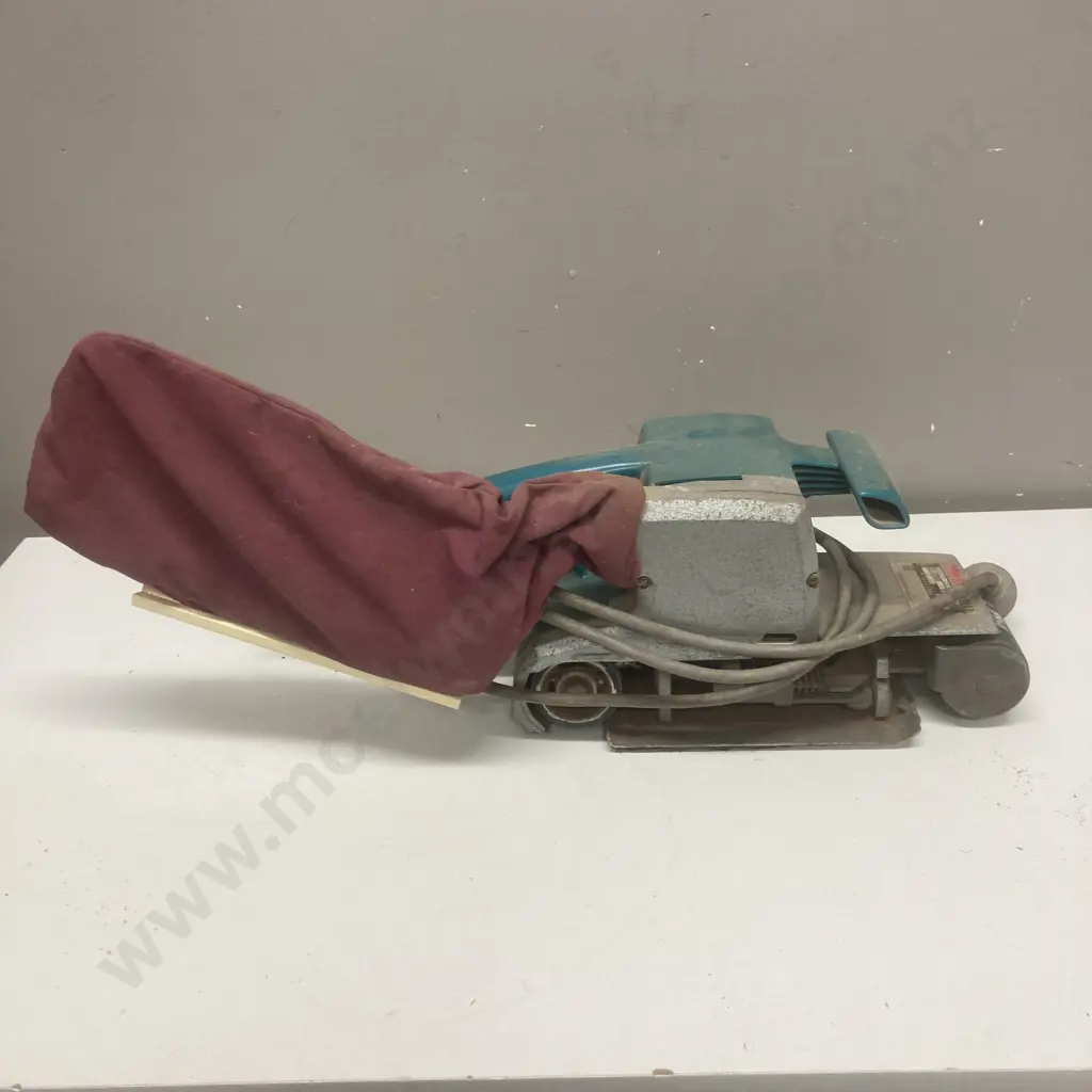 Makita 9924DB 76 x 610mm Belt Sander Image 1++