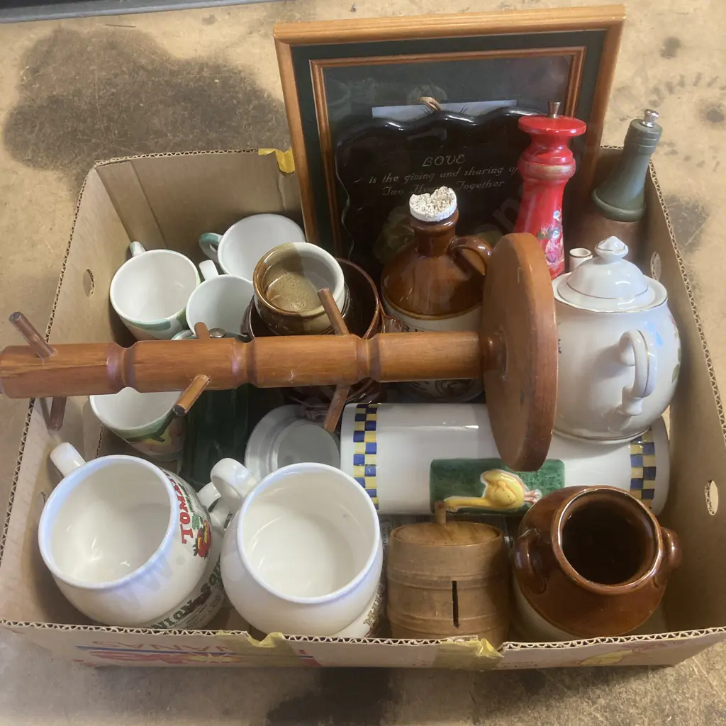 Box Lot Wooden Ware, Soup Mugs Etc Image 1++